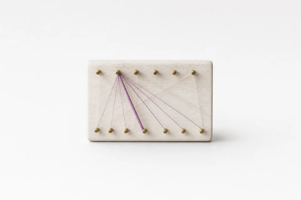 A pin board where threads of different thickness run from one pin to every pin in the row below
